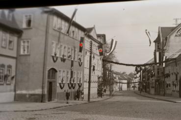 drei alte Negative - SA Marsch durch mir unbekannte geschmückte Stadt - Werbung Ausstellung Wohnräume Georg John.